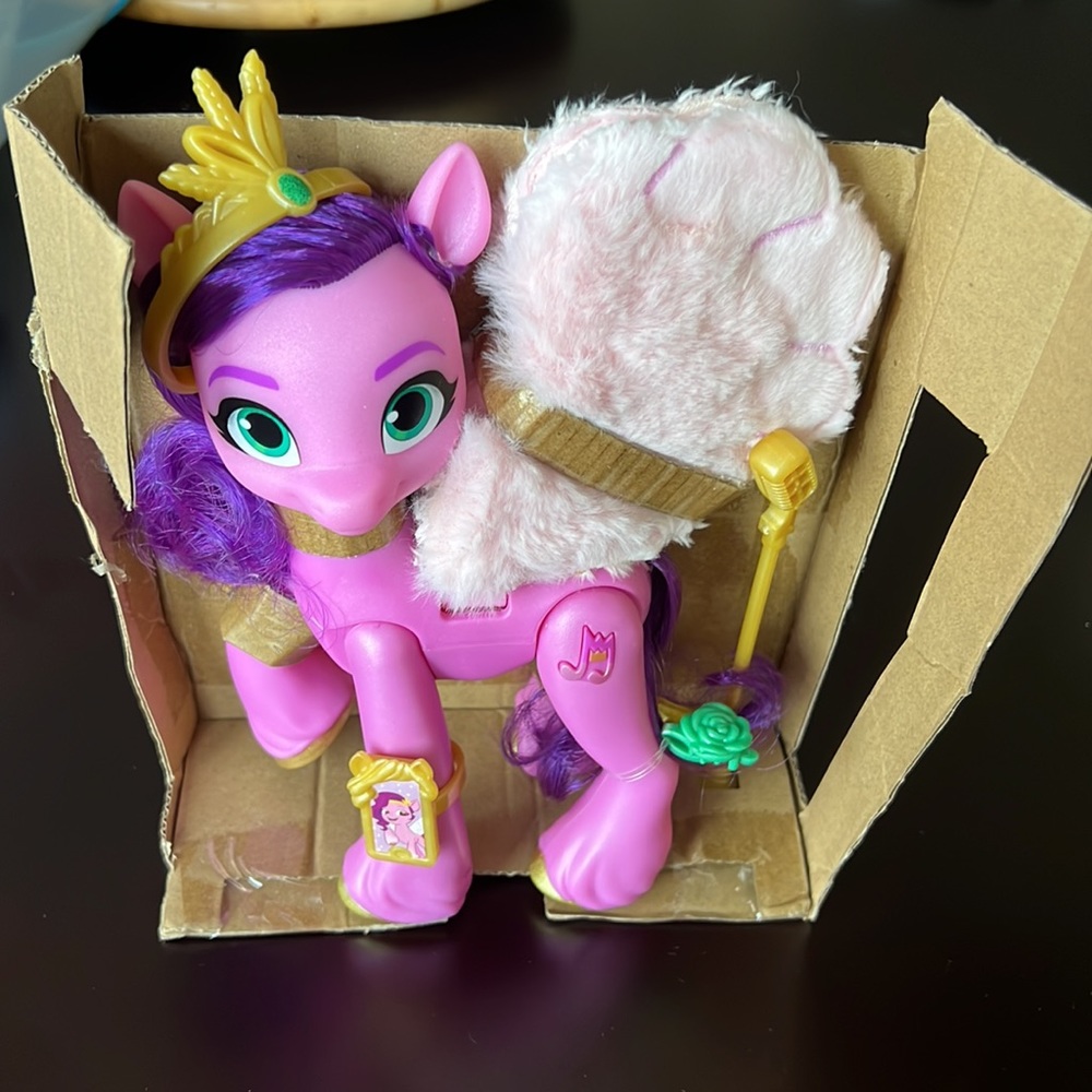 Girl singing pony - Picture 2 of 2